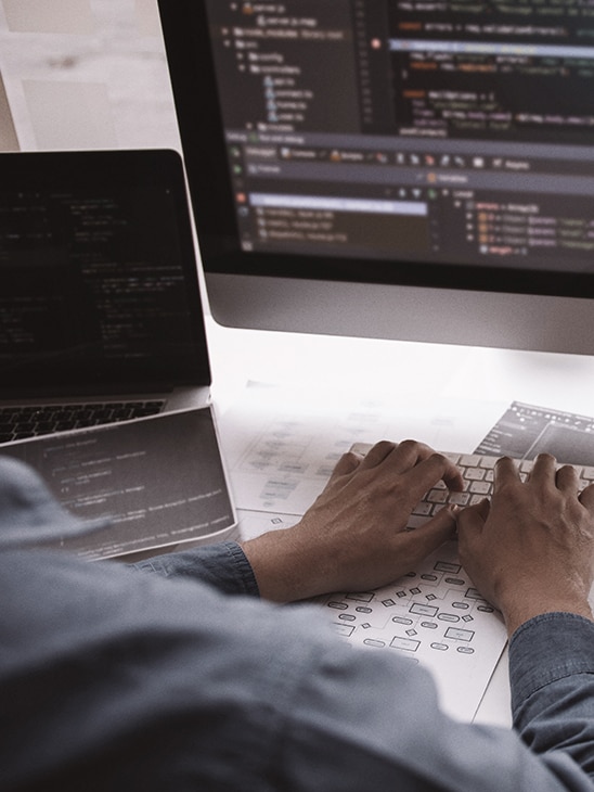 使用笔记本电脑工作的男人