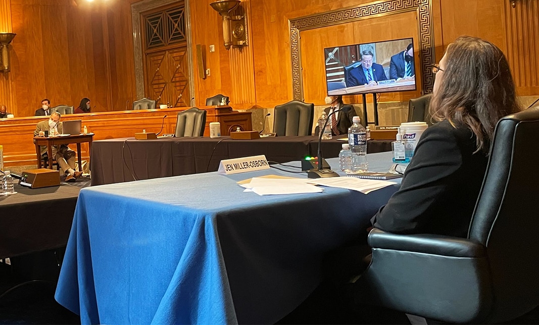 Jen Miller-Osborn 参与作证